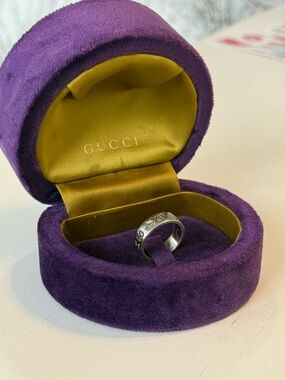 Gucci Silver white Gold Engraved Logo Band ring with Purple Velvet Box